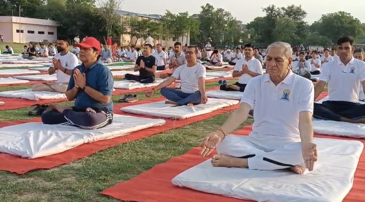 अंतर्राष्ट्रीय योग दिवस पर मथुरा में दिखा उत्साह ।