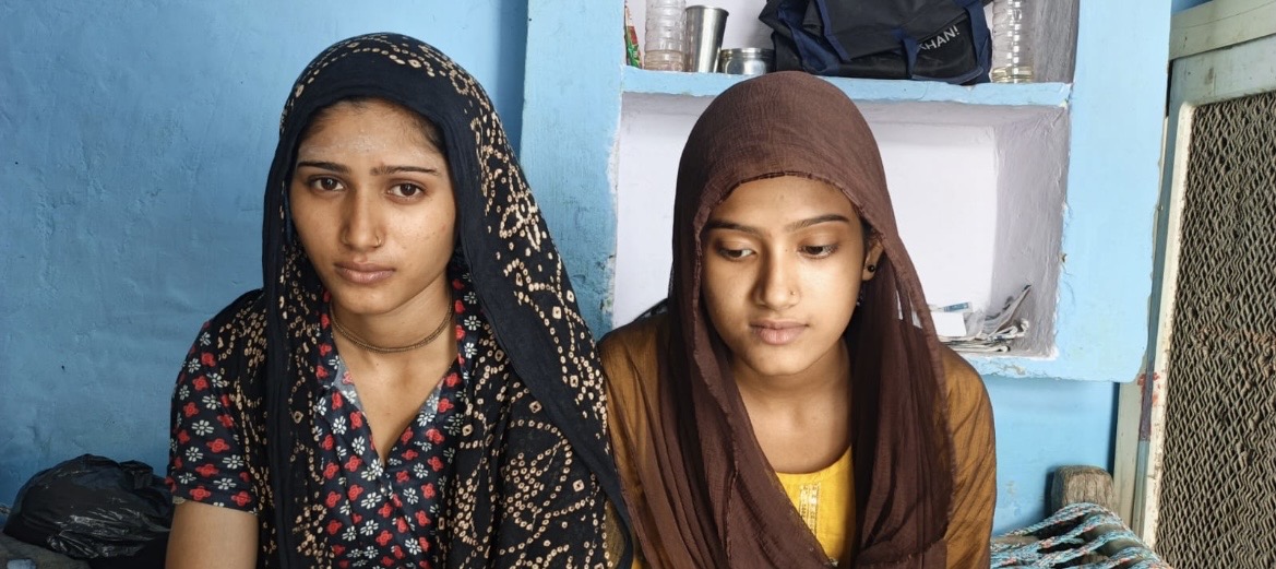पत्रकार की पहल से बदली दो अनाथ बहनों की तकदीर ।